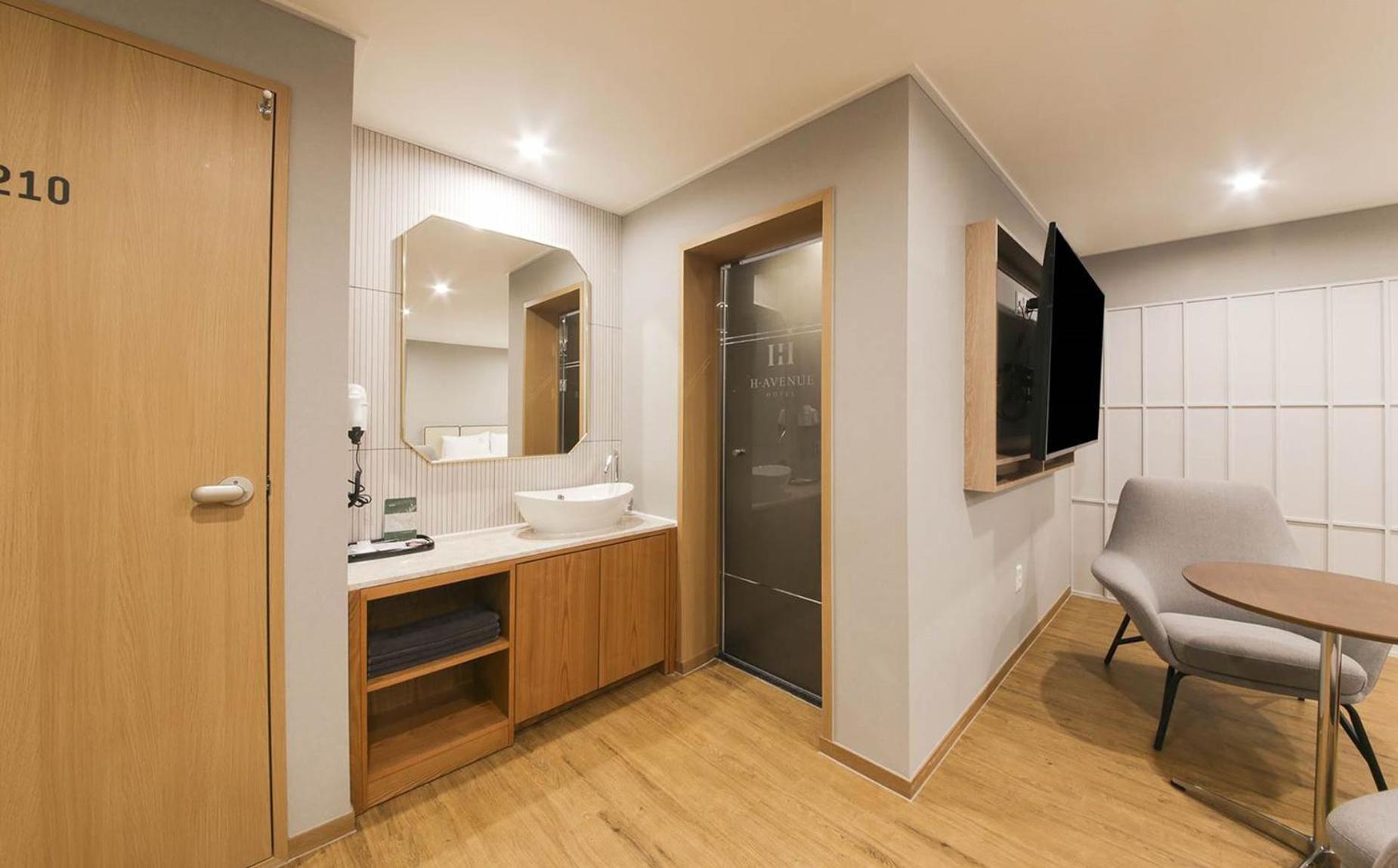 H Avenue Hotel In Gyeongju Ngoại thất bức ảnh